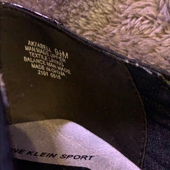 Used Mis-Matched pair of Anne Klein Abell Flats - Picture 4 of 5